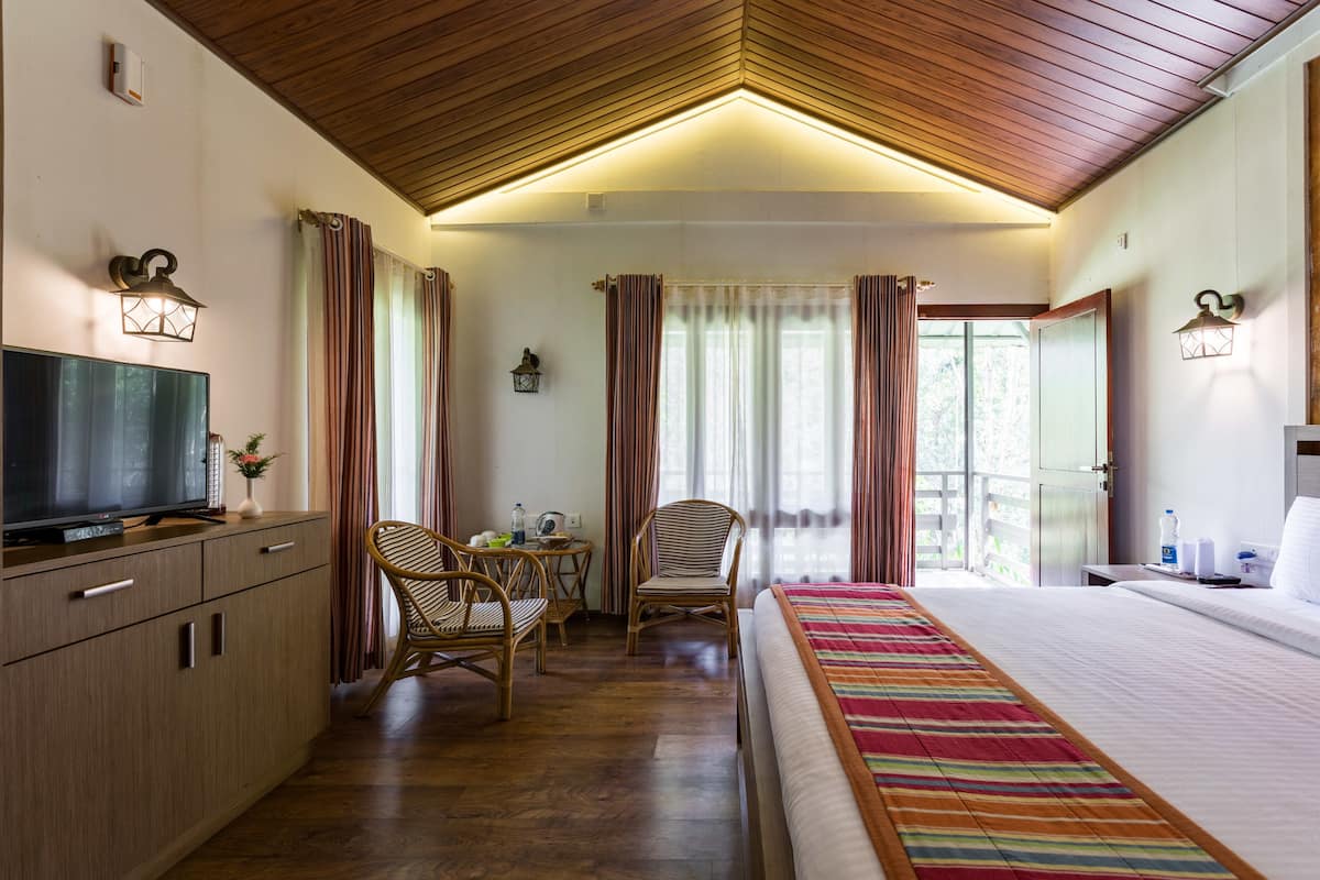 Casa de árbol Deluxe | 1 habitación, minibar, muebles diferentes y cortinas blackout