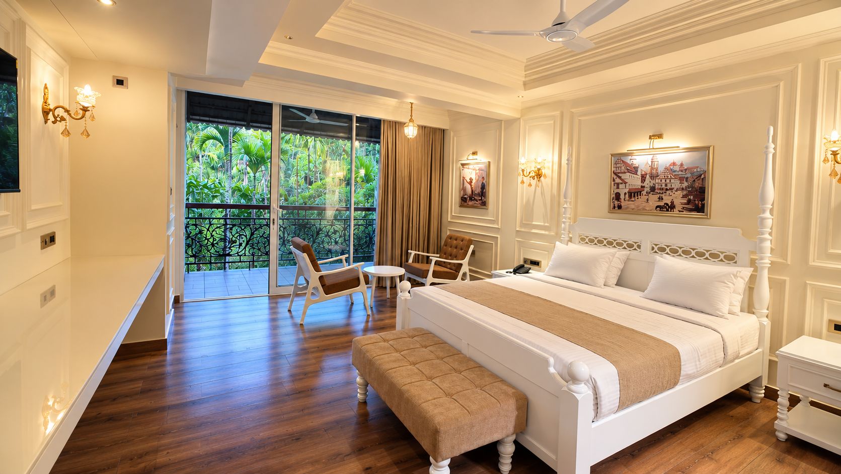 Habitación de hotel con una cama grande, una zona de estar con sillas, un balcón con vistas a zonas verdes y un cuadro en la pared.