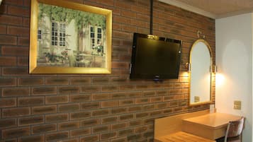 高級客房, 多張床, 非吸煙房, 冰箱和微波爐 (First Floor) | 書桌、免費無線上網