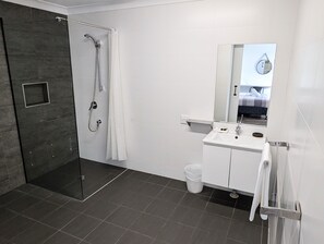 Standard-Studio, 1 Queen-Bett, Erdgeschoss (Budget Studio) | Badezimmer