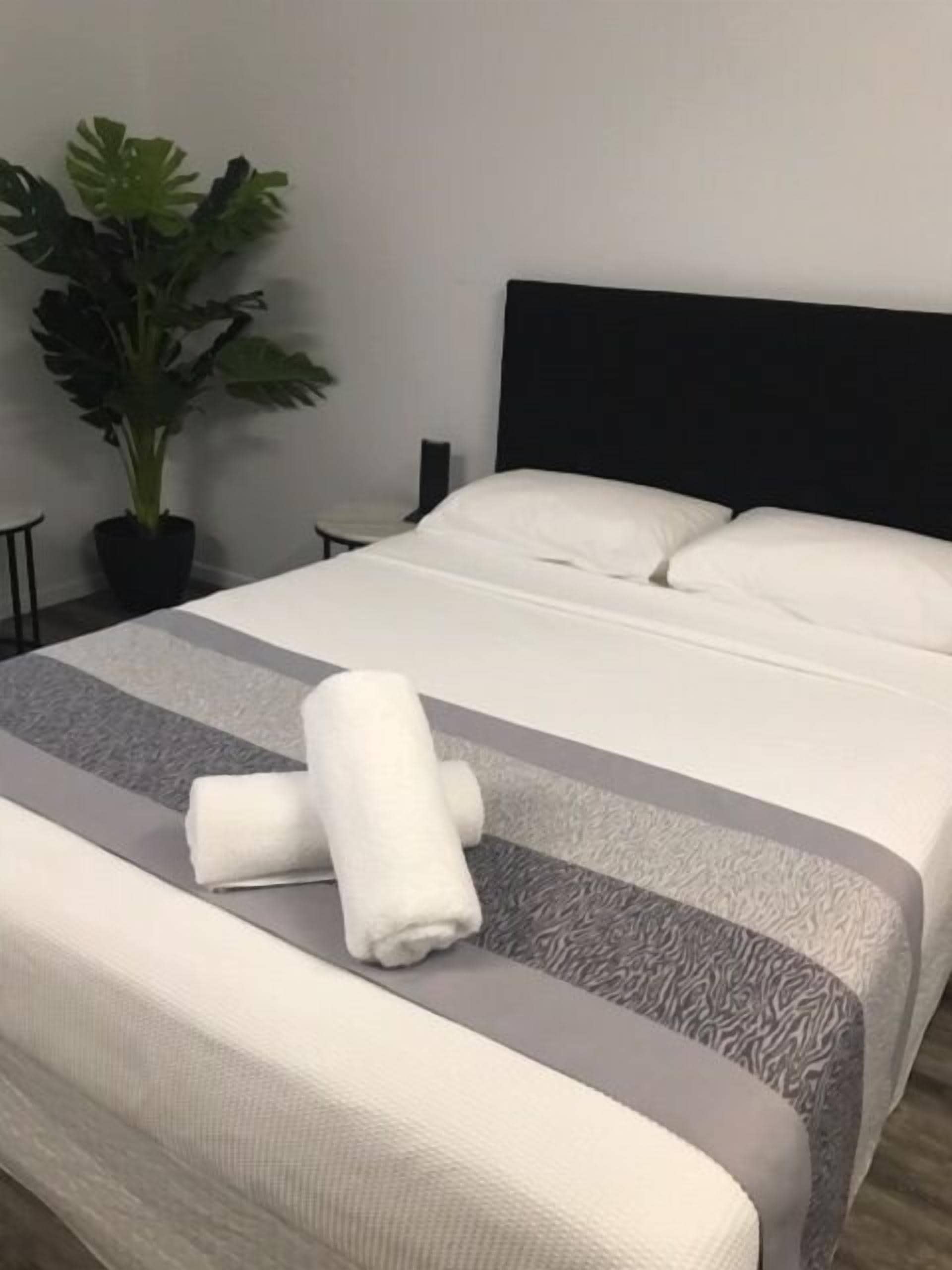 Deluxe Studio Suite, Multiple Beds | Air conditioning