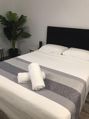 Deluxe Studio Suite, Multiple Beds | Air conditioning - Escape On Lake (Cairns)