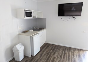 Estudio estándar, 1 cama Queen size, planta baja (Budget Studio) | Cocina privada | Refrigerador, microondas, tetera eléctrica y tostadora 