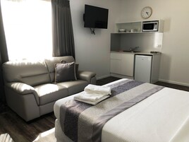 Deluxe Studio Suite, 1 Queen Bed | Air conditioning