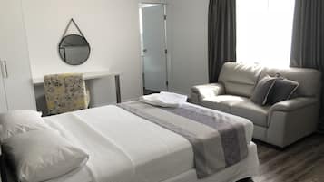 Deluxe Studio Suite, 1 Queen Bed | Desk, blackout curtains, soundproofing, iron/ironing board