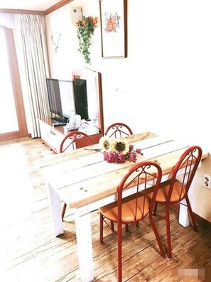 Family Room (28 PY) | In-room dining - Stonesung Pension (Seogwipo)