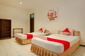 Standard Twin Room, 2 Twin Beds, Non Smoking | Desk, free WiFi, bed sheets - OYO 206 Hotel Candra Kirana (Yogyakarta)