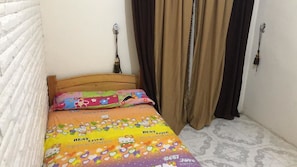 Caja de seguridad en la habitación y tabla de planchar con plancha 