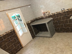 Refrigerador con freezer, microondas, horno, placa de cocina