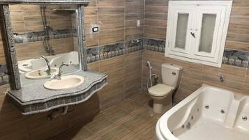 Chambre Double, 1 trÚs grand lit, salle de bains privée | Salle de bain | Ensemble douche/baignoire, articles de toilette gratuits, sÚche-cheveux