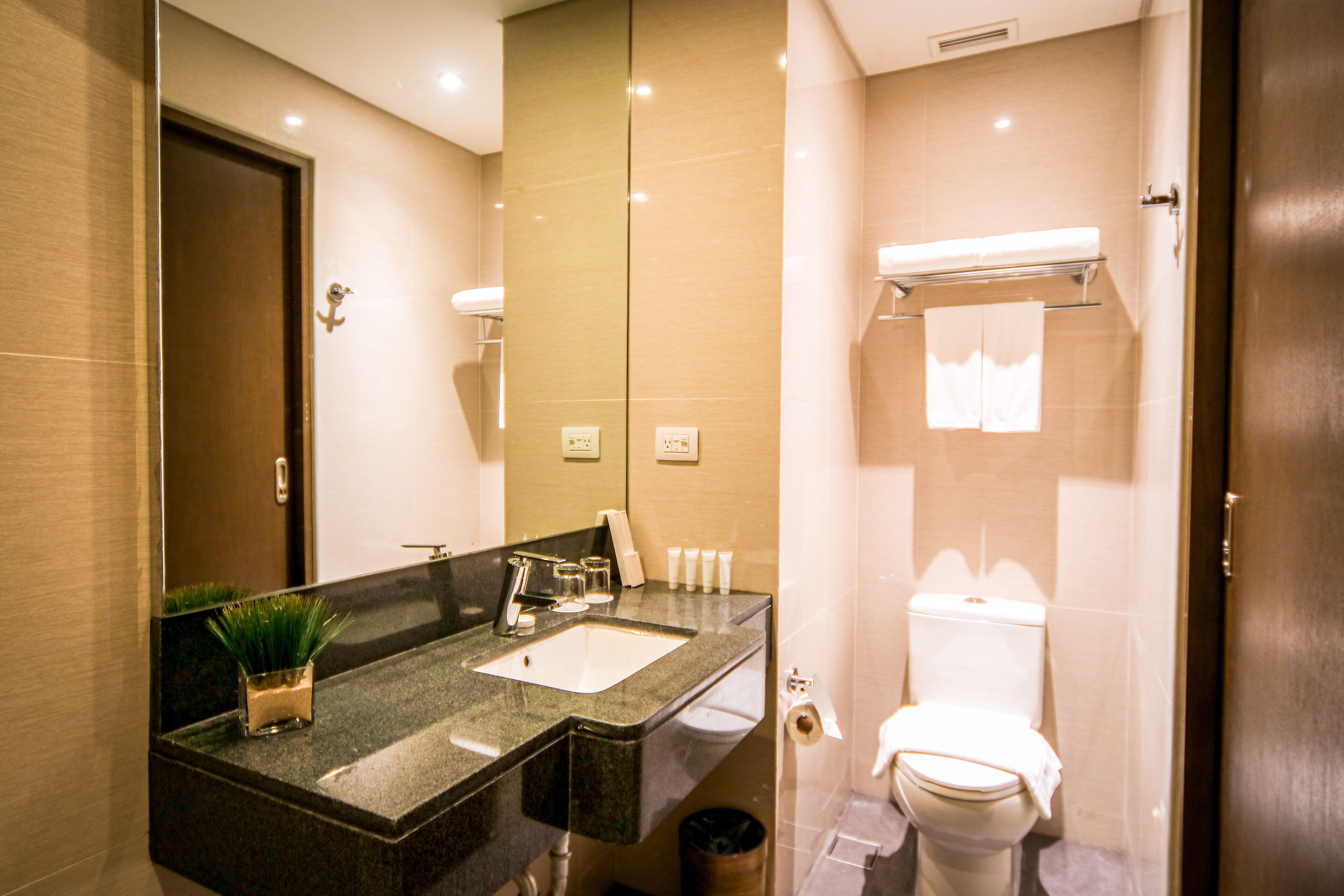 standard twin room | bathroom | shower, rainfall showerhead, free toiletries, hair dryer