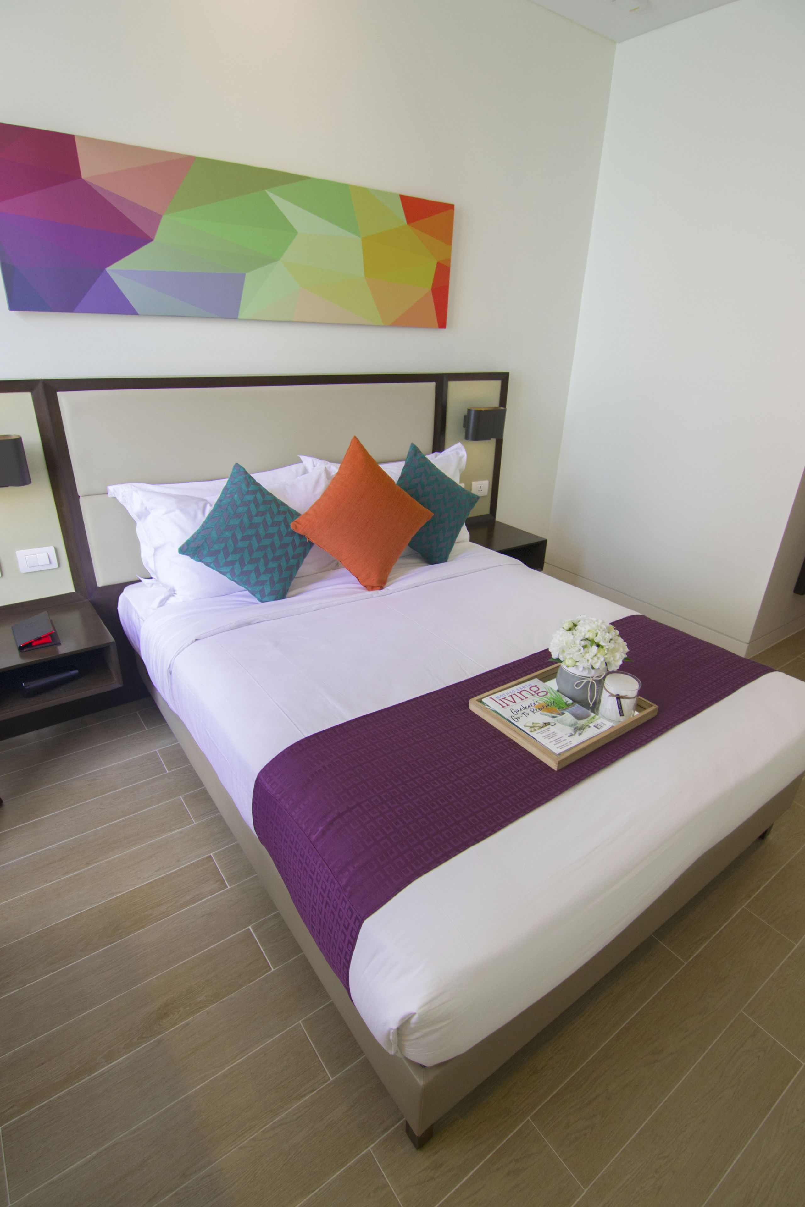 standard queen room | 1 bedroom, minibar, in-room safe, desk