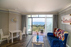 Habitación Deluxe, vistas al mar | Caja fuerte, escritorio, espacio para trabajar con un portátil