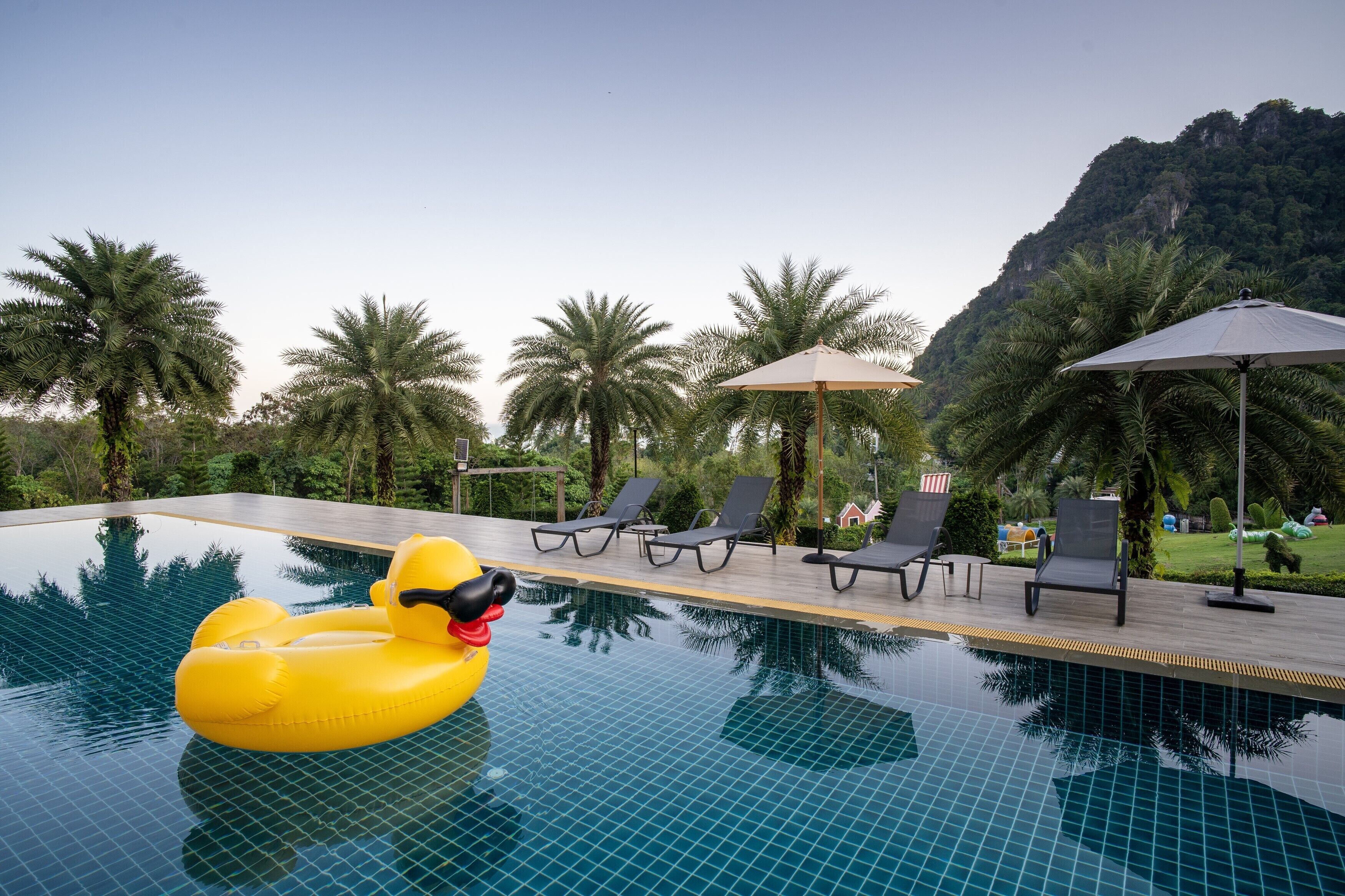 Εξωτερική πισίνα, ομπρέλες πισίνας, ξαπλώστρες