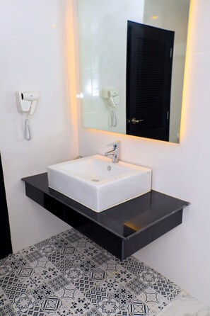 Regadera, amenidades de baño gratuitas, secadora de cabello, pantuflas 