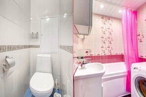 Bathtub, deep-soaking bathtub, free toiletries, hair dryer