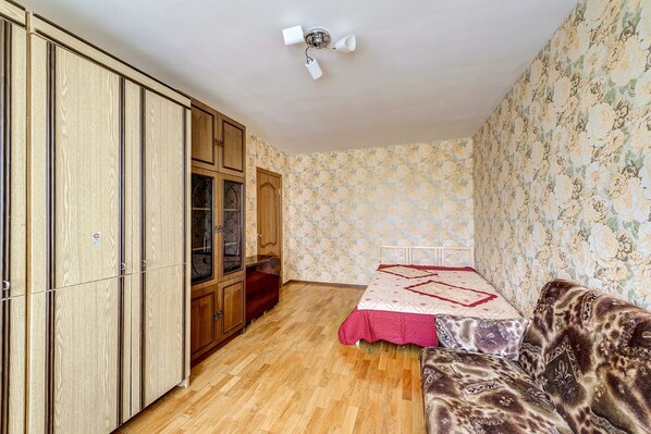 Iron/ironing board, free WiFi, bed sheets