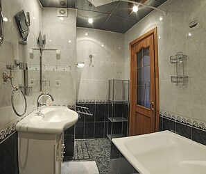Apartment | Bathroom | Combined shower/bathtub, deep-soaking bathtub, free toiletries, slippers - Domumetro na Yuzhnoy (Moscow)