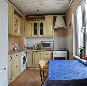 Apartment | Private kitchen | Full-sized fridge, microwave, oven, stovetop - Domumetro na Yuzhnoy (Moscow)