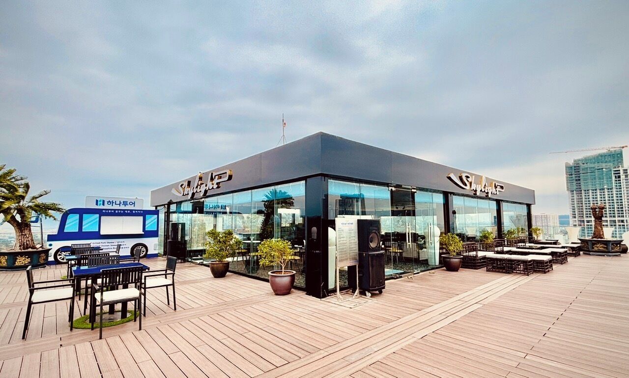 Quầy bar bên hồ bơi