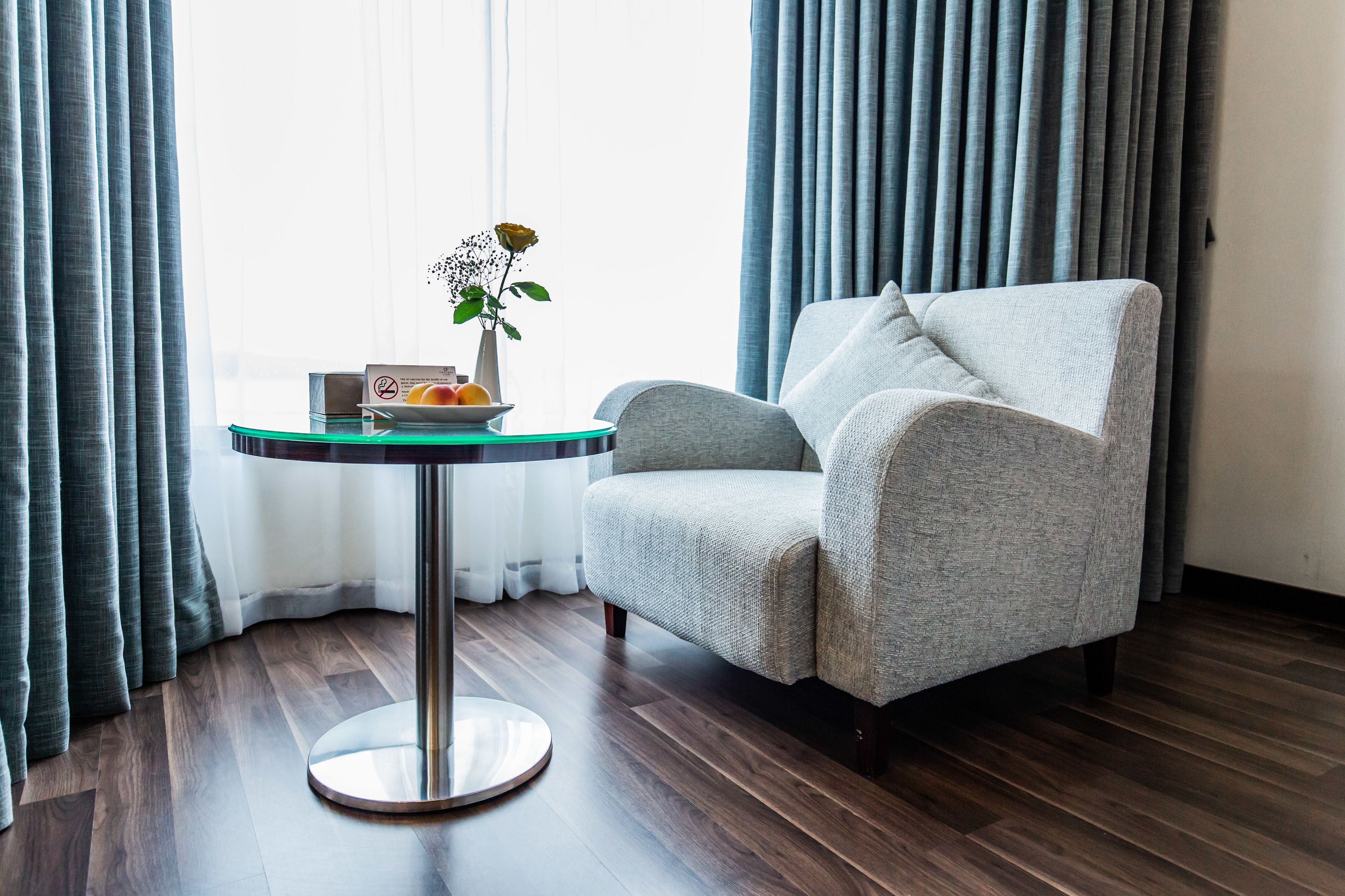 Minibar, caja de seguridad en la habitación y escritorio 