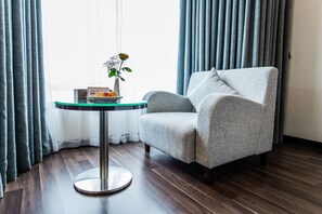 Frigobar, cofres nos quartos, escrivaninha, quartos à prova de som