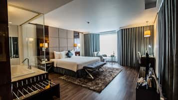 Minibar, brankas, meja kerja, dan kedap suara