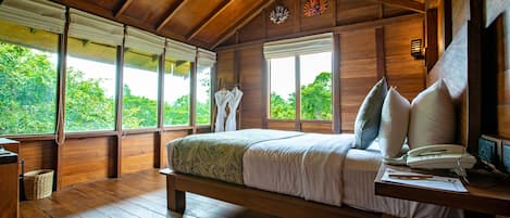 Rumah Pohon Deluks, 1 Tempat Tidur Queen, Bebas Asap Rokok, pemandangan gunung | Minibar, brankas, meja kerja, dan tirai kedap cahaya