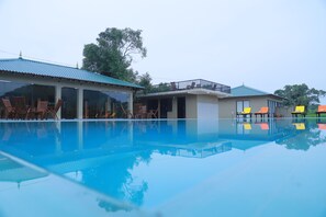 Utomhuspool och parasoller