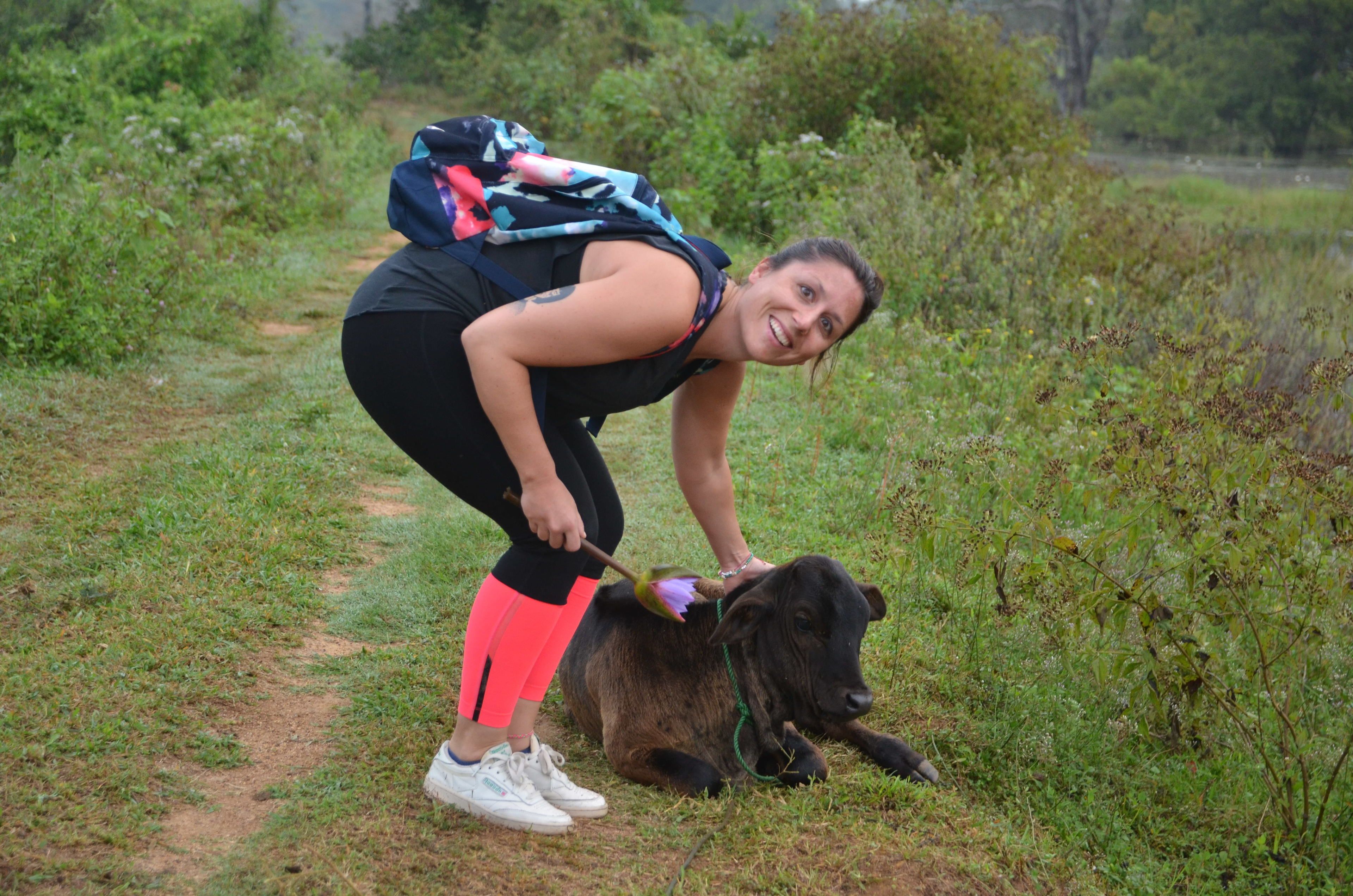 Uma pessoa com uma mochila em um caminho gramado.