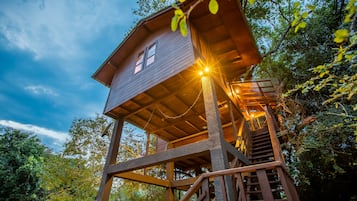 Deluxe-puumaja, 1 keskisuuri parisänky, tupakointi kielletty, vuoristonäköala | Minibaari, tallelokero huoneessa, työpöytä, pimennysverhot