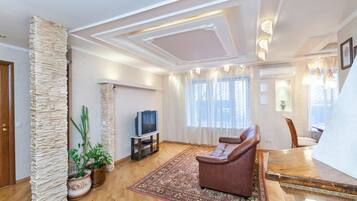 Standard-Apartment | Wohnzimmer | Fernseher