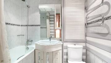 Standard-Apartment | Badezimmer | Duschwanne, kostenlose Toilettenartikel, Hausschuhe, Handtücher