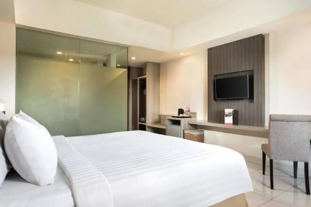 Minibar, escritorio y sistema de insonorización