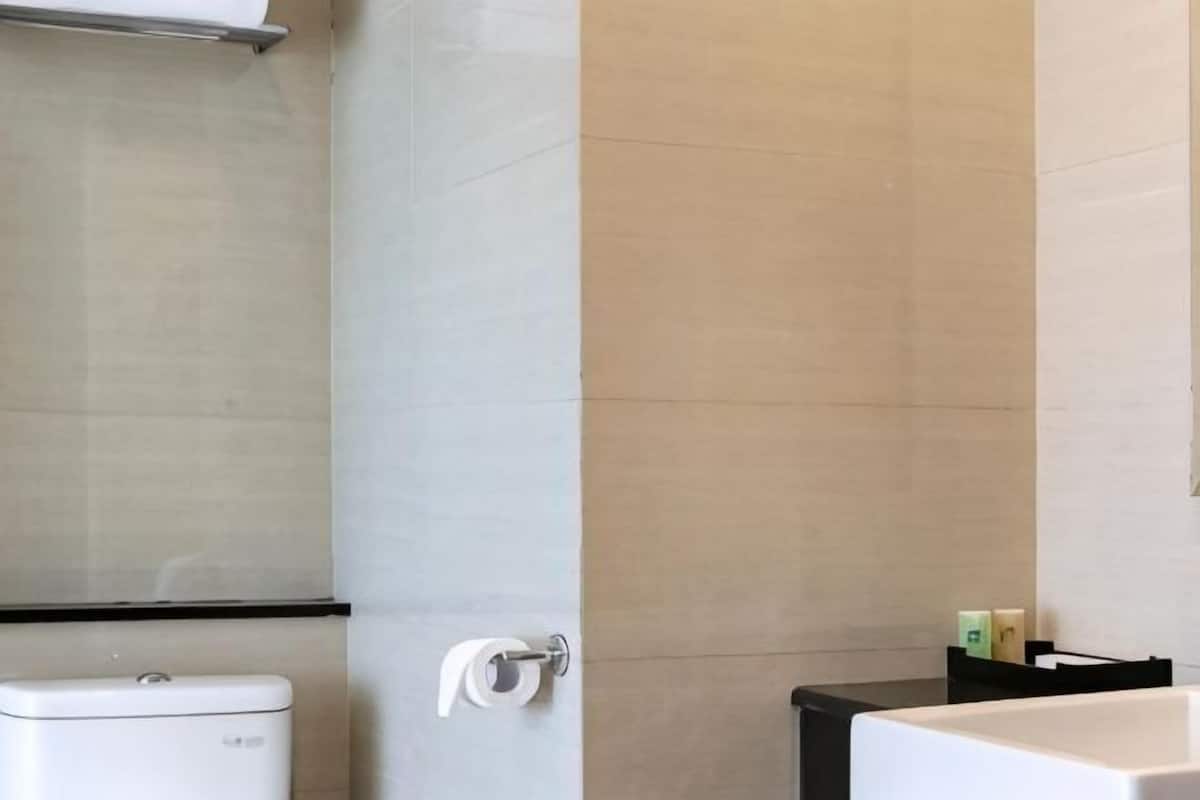 Dusche, kostenlose Toilettenartikel, Hausschuhe, Handtücher