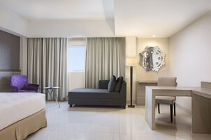 스위트 | 미니바, 책상, 방음 설비, 간이 침대