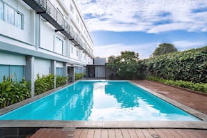 Una piscina al aire libre