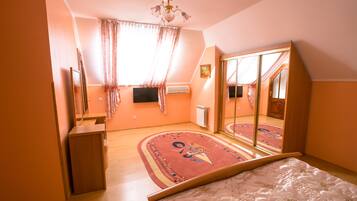 Apartment, 4 Bedrooms | Desk, soundproofing, iron/ironing board, free WiFi