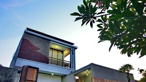 Front of property – evening/night - Krisandi House Jimbaran (Kedonganan)