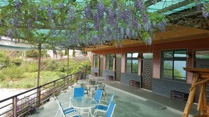 Free daily local cuisine breakfast - Xu Jia Chayuan B&B (Meishan)