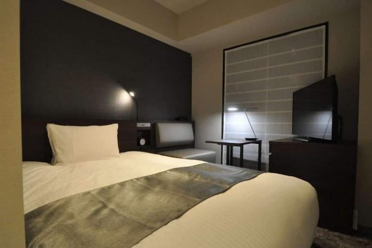 Hypo-allergenic bedding, down duvets, in-room safe, blackout curtains