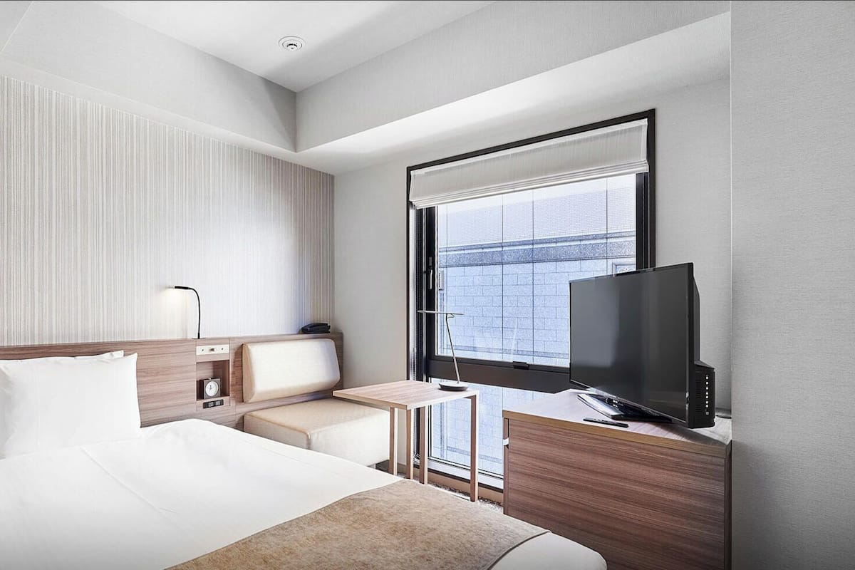Bộ đồ giường kháng dị ứng, chăn bông, két bảo mật tại phòng