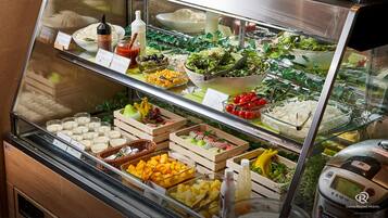 朝食 (フル ブレックファスト)、毎日提供 (1 名様 1870 JPY)