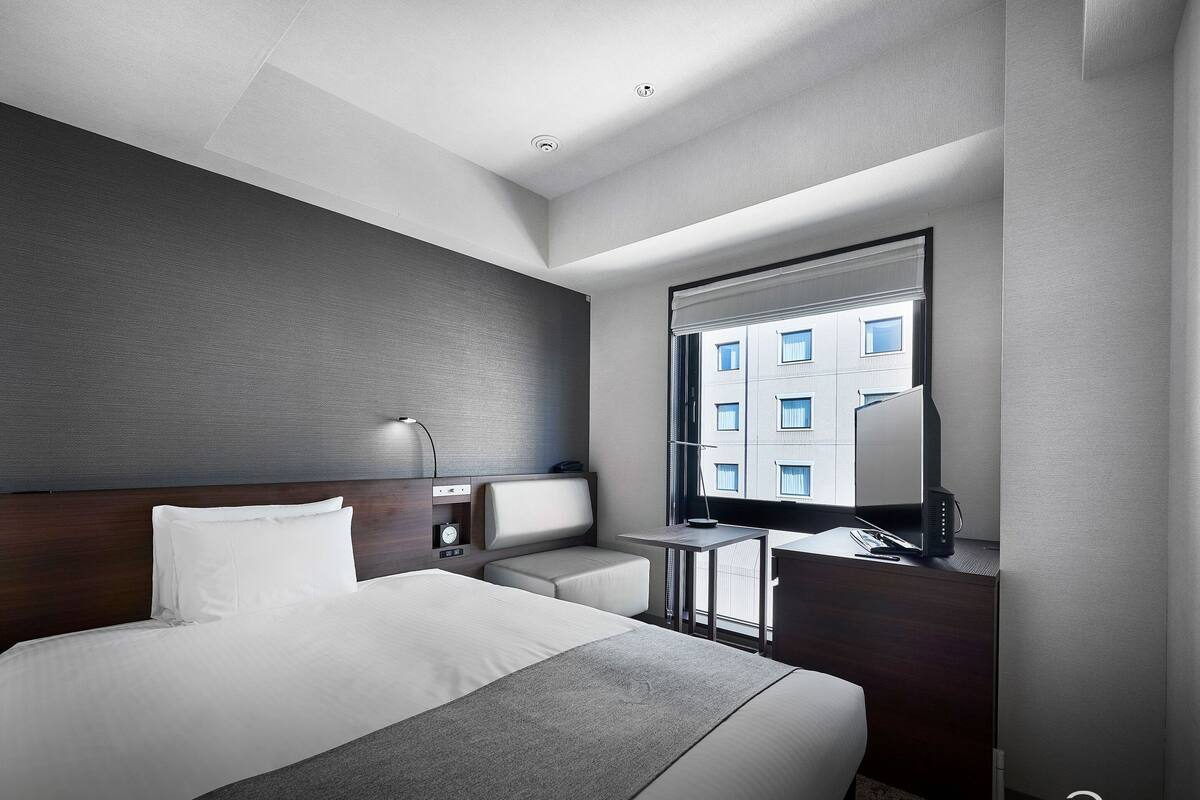 Bộ đồ giường kháng dị ứng, chăn bông, két bảo mật tại phòng