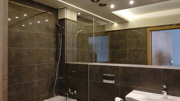 Studio | Badezimmer | Dusche, Haartrockner, Hausschuhe, Handtücher