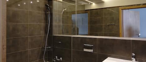 Studio | Bathroom | Shower, hair dryer, slippers, towels
