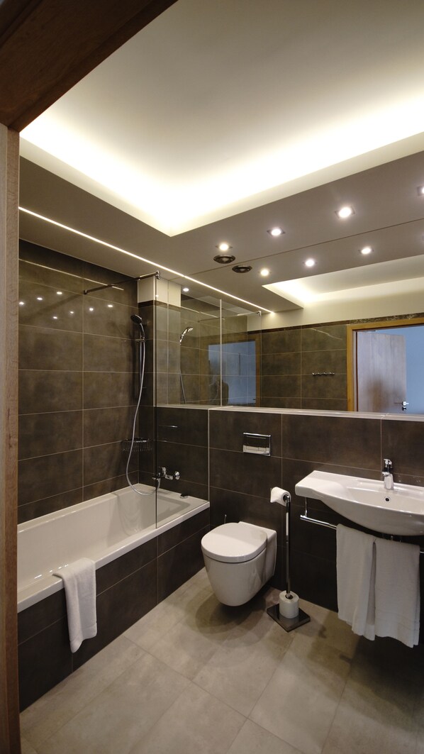 Studio | Kamar mandi | Shower, pengering rambut, sandal, dan handuk