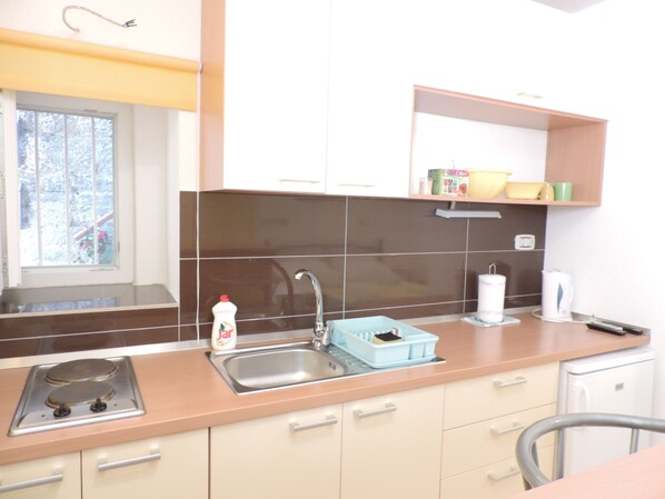 Studio | Private kitchen | Fridge, microwave, stovetop, electric kettle
