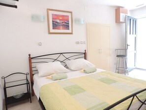 Studio | Iron/ironing board, free WiFi, bed sheets