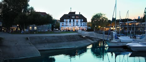 Fachada de la propiedad por la tarde o noche